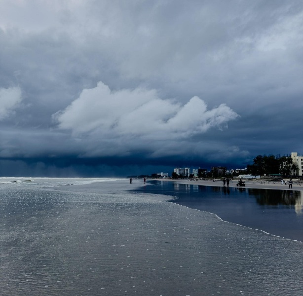 বৃষ্টি আসার আগের সমুদ্র সৈকতের মনোমুগ্ধকর পরিবেশের সুন্দর দৃশ্য। 🌊