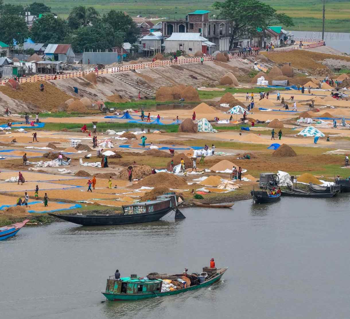 বৈশাখের রোদে হাসে সবুজ গ্রাম, নদীর বুকে নৌকা আঁকে জীবনের গল্প। প্রকৃতির এই শান্ত সৌন্দর্য হৃদয়কে বারবার মুগ্ধ করে।