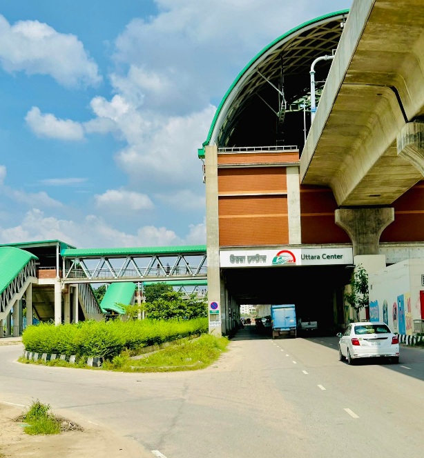 উওরা সেন্টার মেট্রোরেল স্টেশনের দুপুরের দৃশ্য।