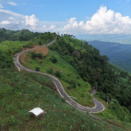 আলীকদম থানচি সড়কের ২১ কিলোমিটার পয়েন্ট হতে তিন্দু বাজার ও বড় পাথর যাওয়ার সড়ক-ছবিতে দেখতে যেমন।