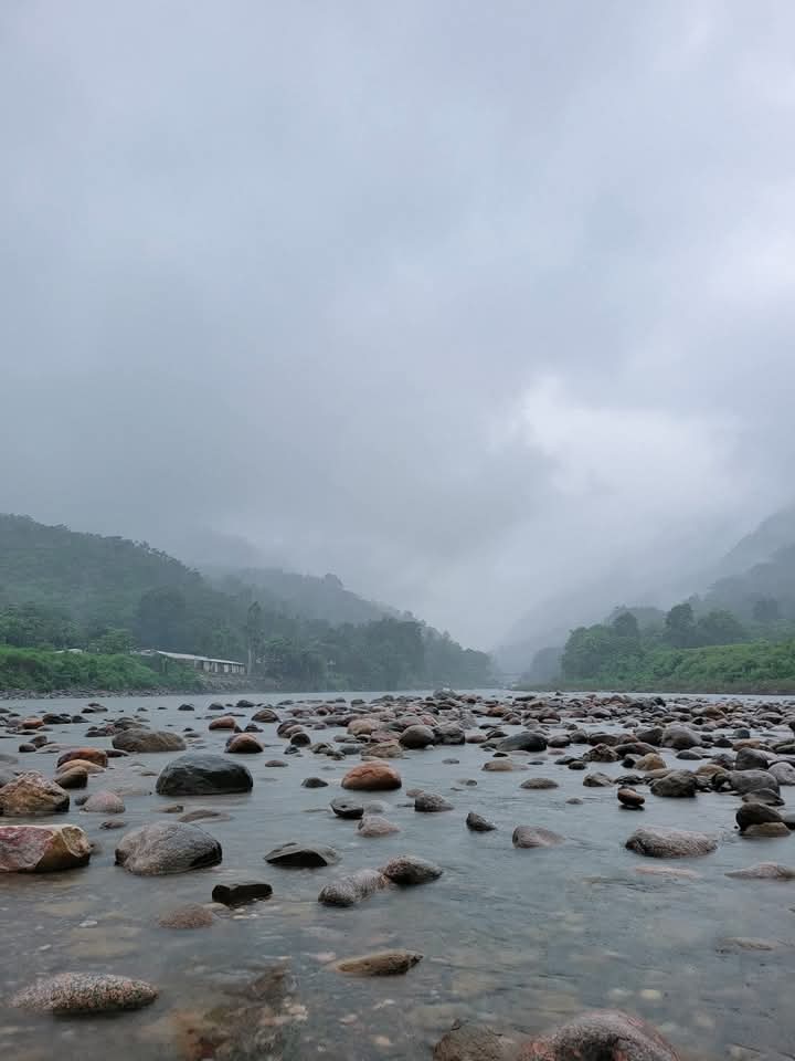 মেঘলা দিনে কালো আকাশের সাথে বিছনাকান্দির পাথুরে রূপ অসাধারণ লাগছে।❤️