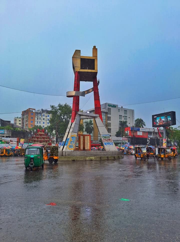 কবি হাসে টাকা ভাসে শীতলক্ষ্যার শহরে।
চাষাড়া চত্ত্বর, নারায়ণগঞ্জ, বাংলাদেশ।