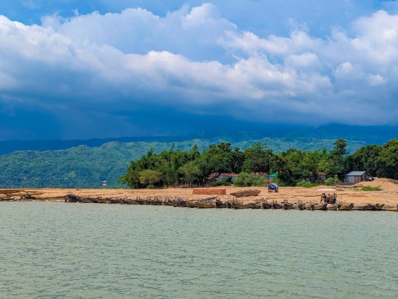 যাদুকাটা নদী ও মেঘালয় পাহাড়ের মাঝখানে মায়াবী একটি গ্রাম।