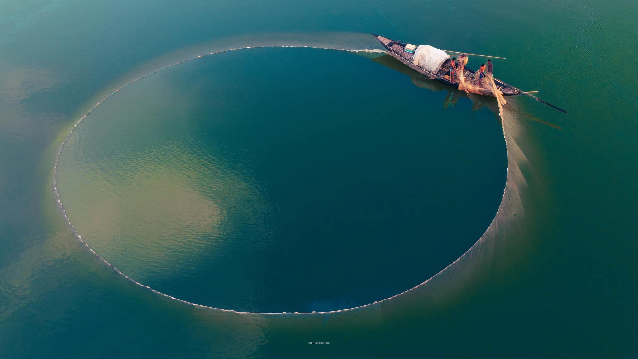 জালের বৃত্তে বাঁধা স্বপ্ন।