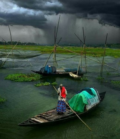 ঝড়ের মুখে জীবনযুদ্ধ। মেঘেরছায়া গ্রামবাংলা জীবিকার খোঁজে নৌকা জীবন।
