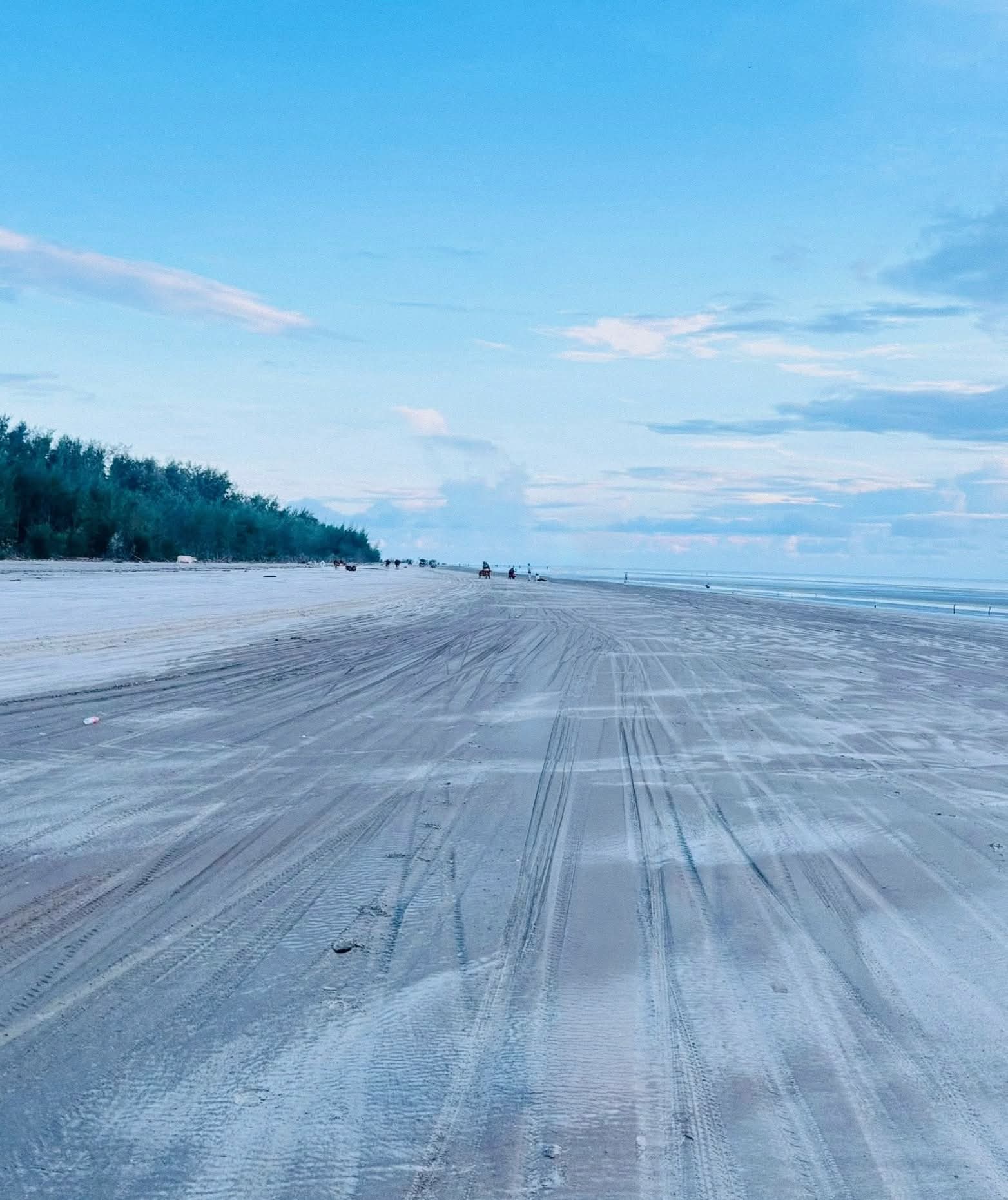 কুয়াকাটা সমুদ্রসৈকতের অন্যরকম এক সৌন্দর্য আছে, যা অনুভব করতে হলে কুয়াকাটা যেতে হয়।❤️