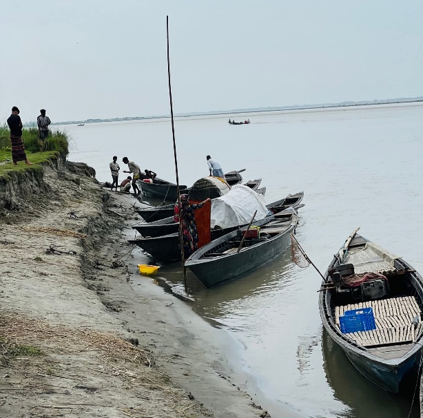 যমুনার নদীর ঘাট মধ্যশিমুলিয়া নদীর পাড়ের সুন্দর দৃশ্য।