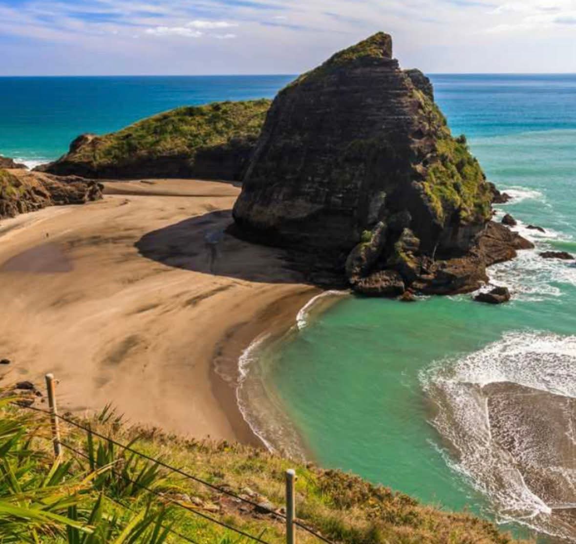 Piha Beach 🏖️
Auckland, New Zealand 🇳🇿