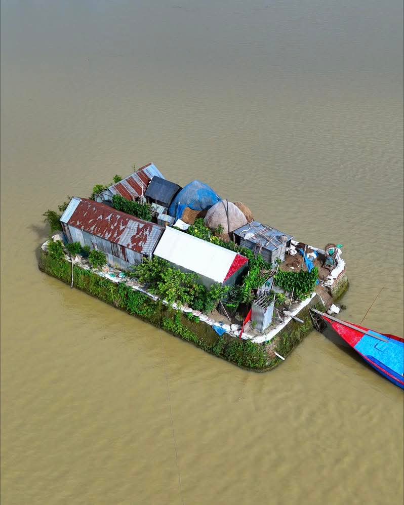হাওরের বুকে বসত বাড়ি। মিঠামইন, কিশোরগঞ্জ, বাংলাদেশ।