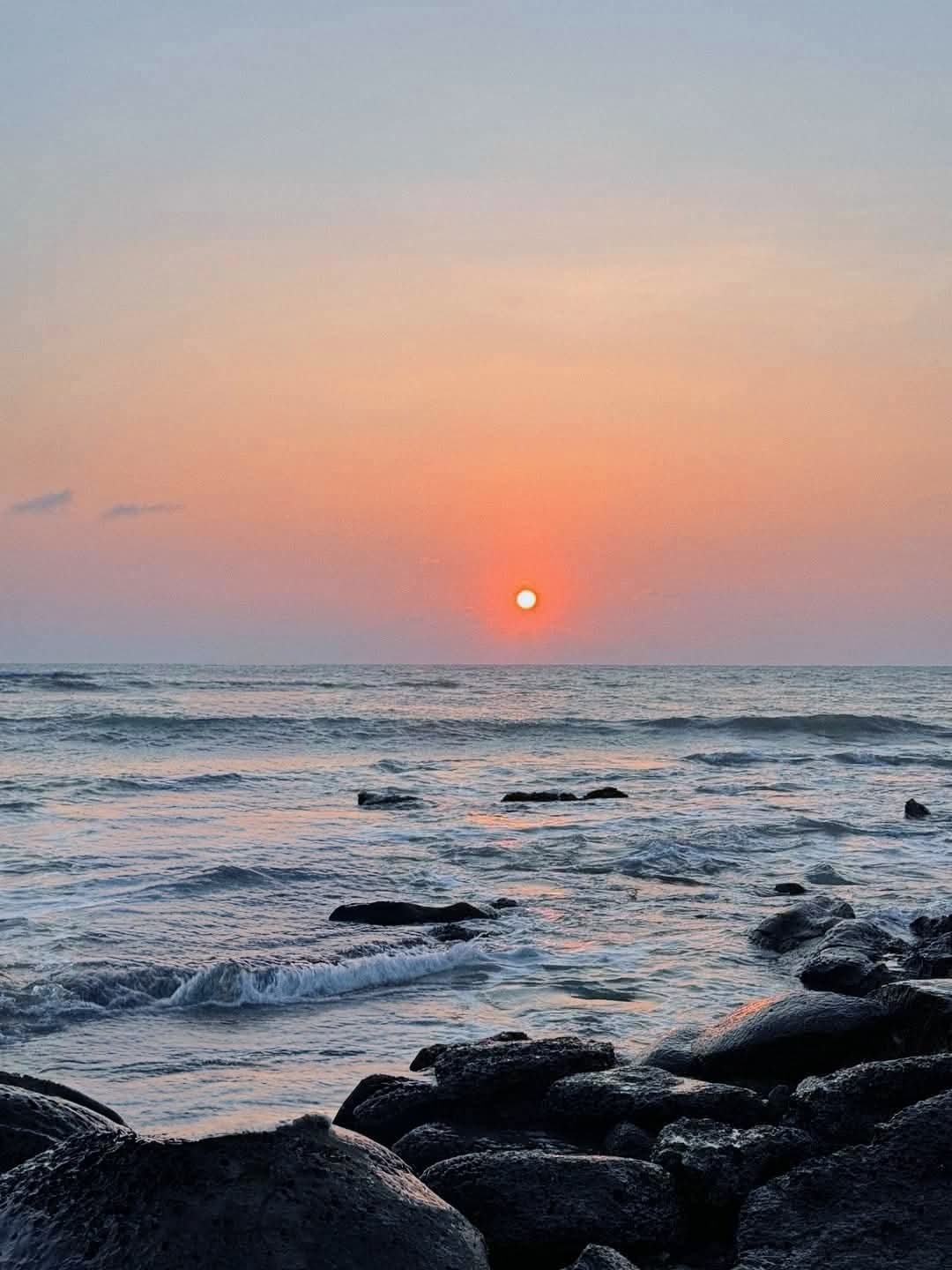 কক্সবাজার সমুদ্রসৈকতে সূর্যাস্ত মানেই অন্যরকম এক সুন্দর অনুভূতি।❤️