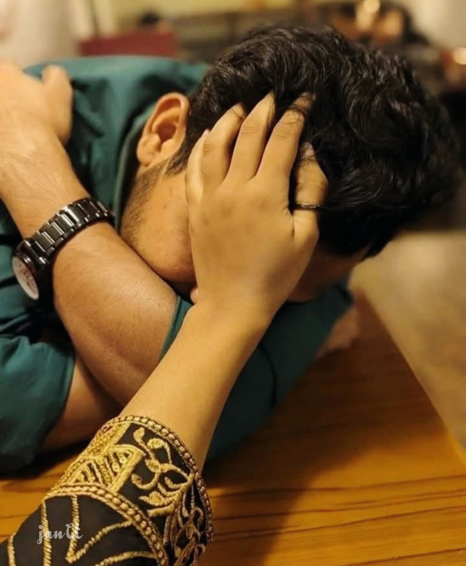 ভালোবেসে সুন্দর করে আগলে রাখতে জানলে, মানুষ কখনো হারায় না!🖤