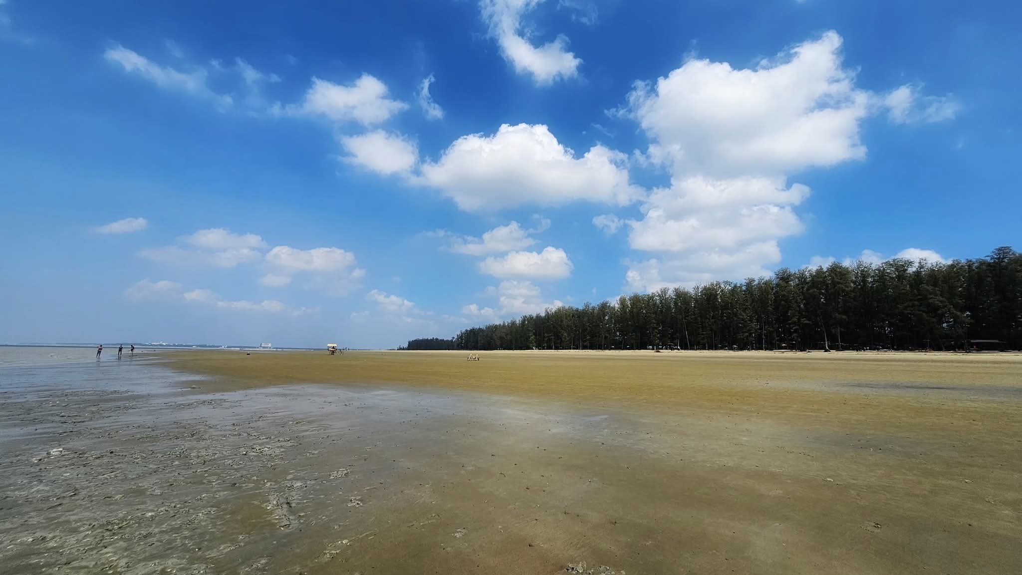 প্রায় জনশূন্য সমুদ্র সৈকত।
পারকি, আনোয়ারা, চট্টগ্রাম, বাংলাদেশ।