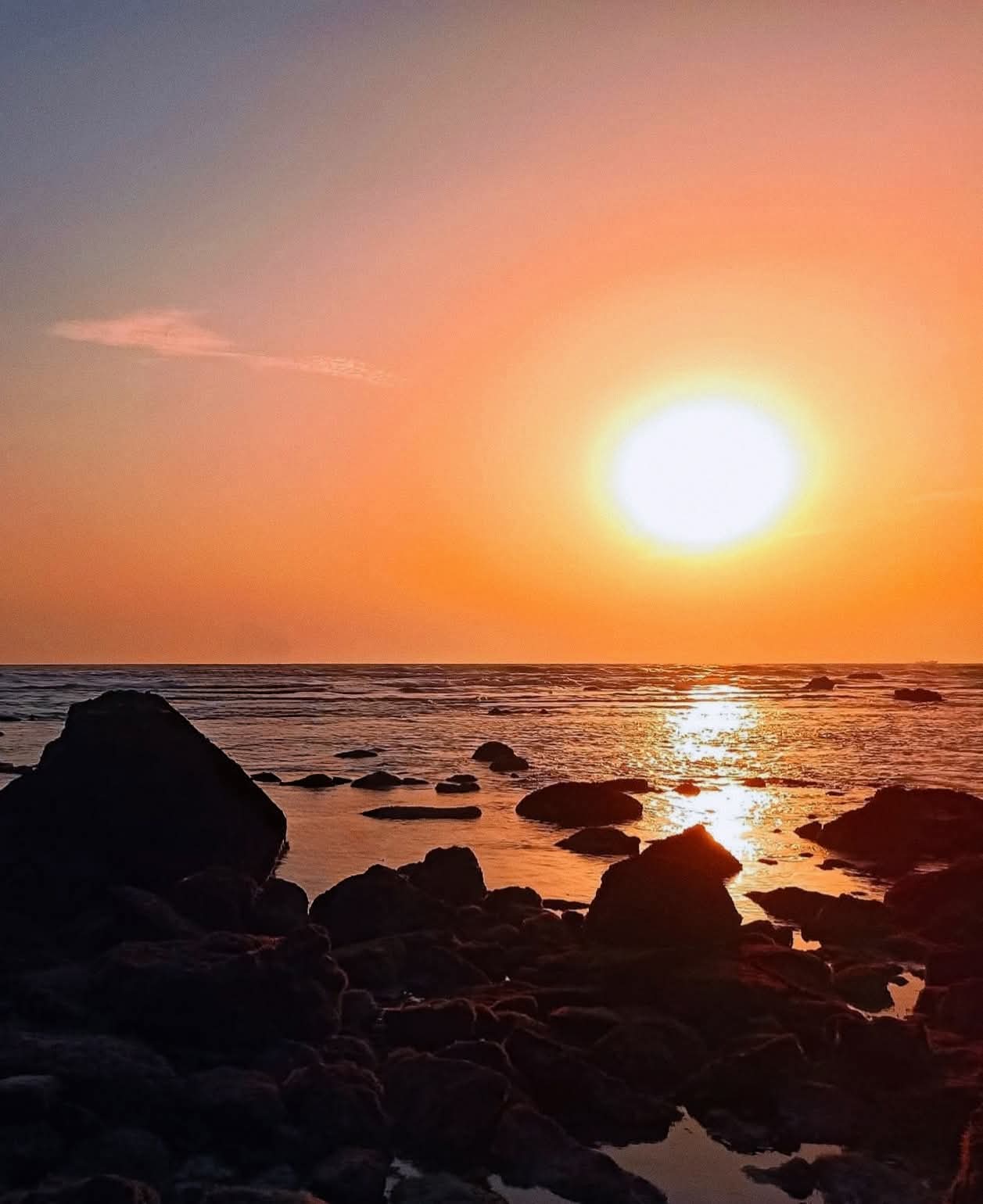 কক্সবাজারের অন্যতম সি-বিচ পাটুয়ারটেকে সূর্যাস্তের এমন মোহনীয় দৃশ্য দেখে অবাক হয়ে যাই! ❤️