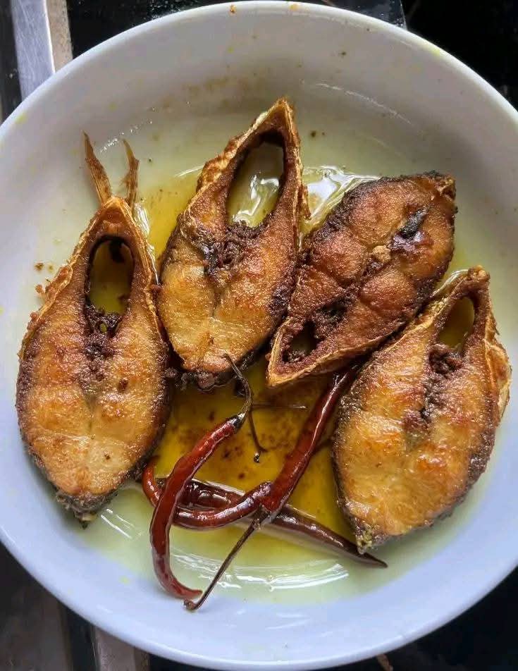 পদ্মা ইলিশ মাছ ভাজা খেতে খুবই মজা।
কে কে খেতে চাও কমেন্ট করুন।