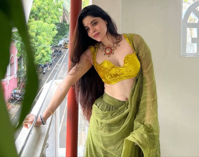 Divya Bharathi - Indian Saree Beauty