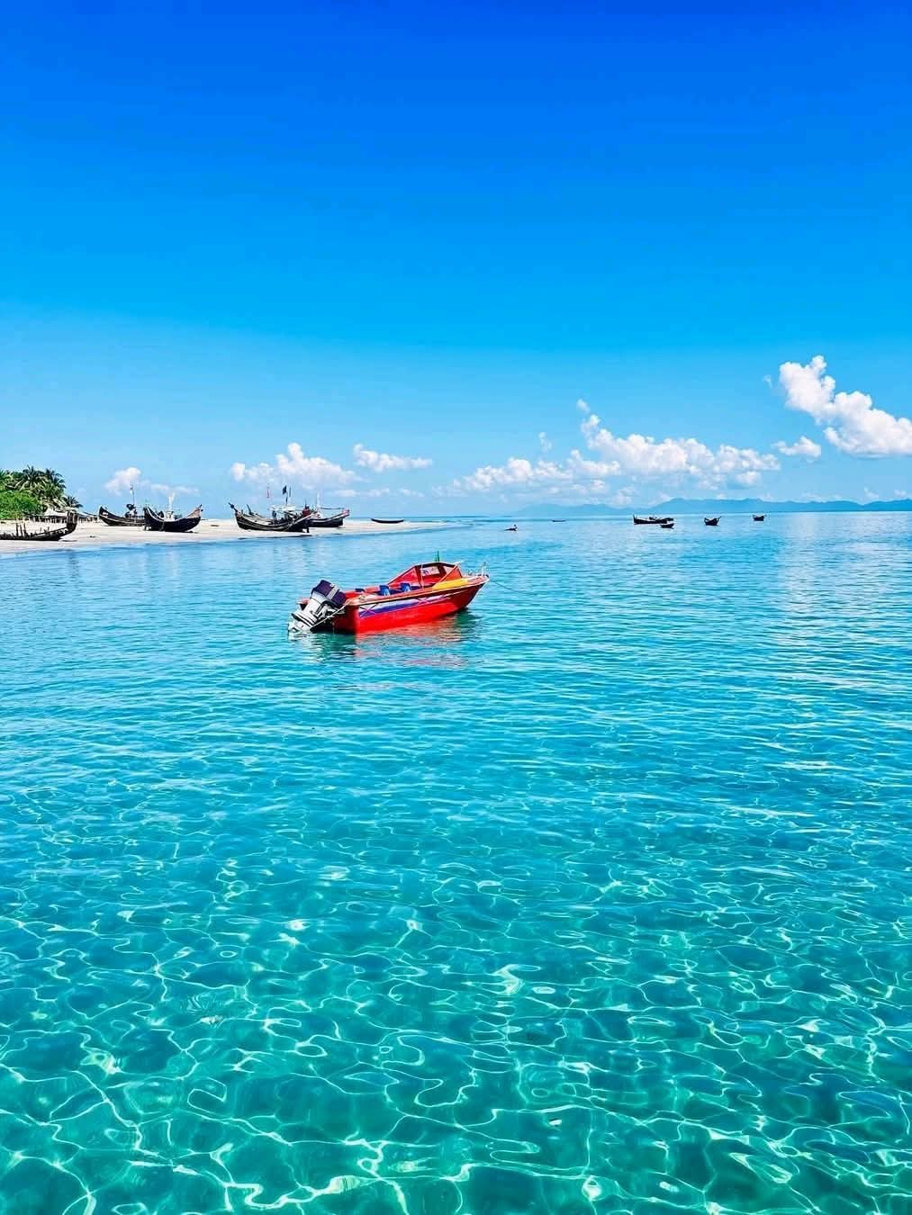 সেন্টমার্টিনের পানির সুন্দর দৃশ্য।