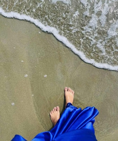 শাড়ি পরে একটু সমুদ্রের পারে হাটা হাটি।