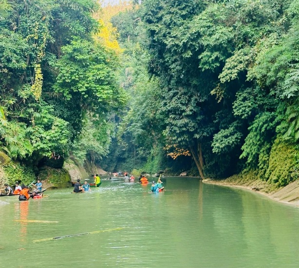 দেবতাখুমের ভ্রমণপিপাসুরা এভাবেই ভেসে বেড়ায়।❤️