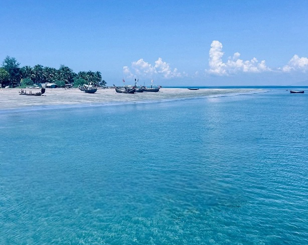 সেন্টমার্টিনের নীল জলরাশি আপনাকে মুগ্ধতায় ভাসিয়ে নেবেই!❤️