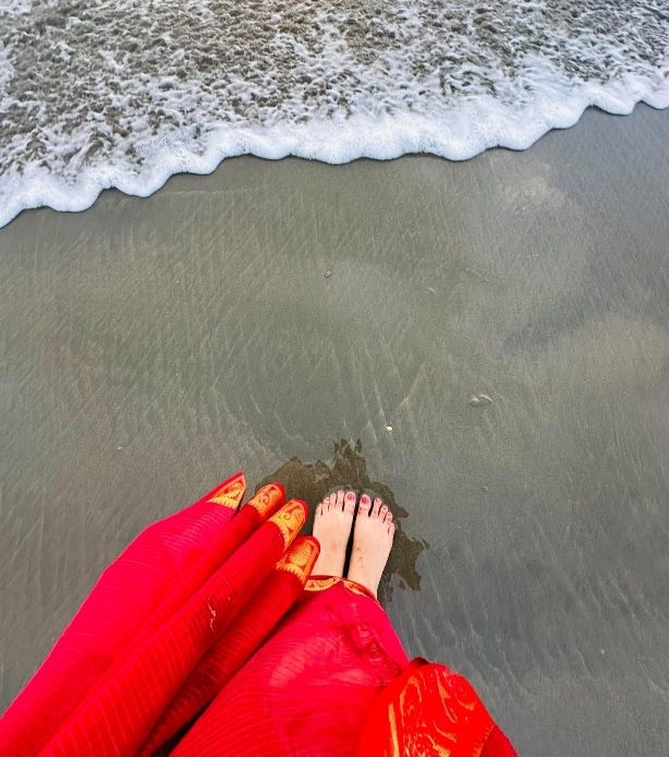 লাল শাড়ি পরে...
একটু সমুদ্রের পারে হাটবো।