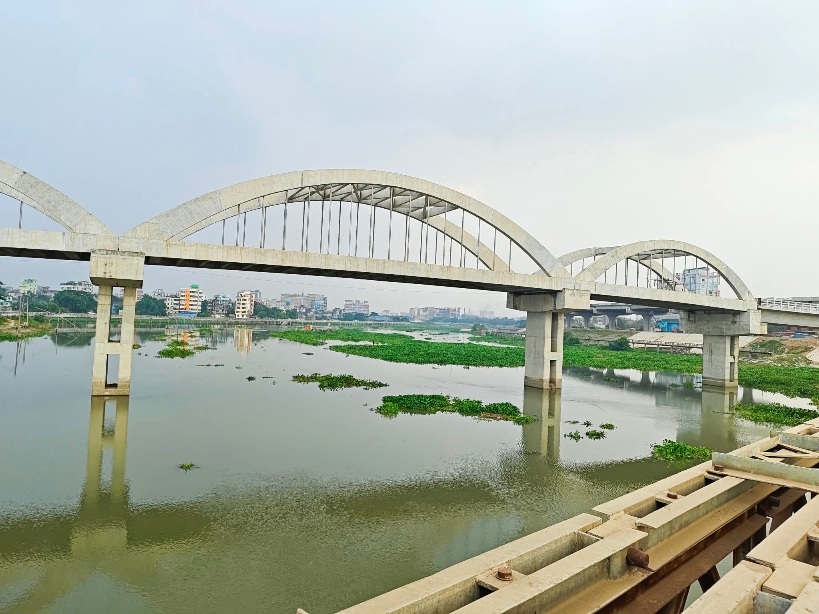 টংগীর তুরাগ নদীর উপর দৃশ্যমান নতুন প্রত্যাশা সেতু।