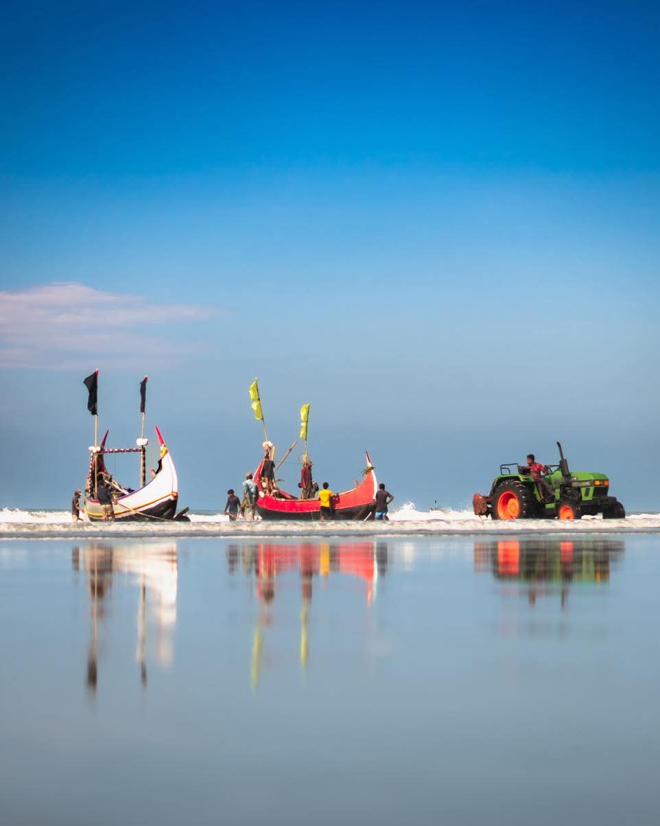 উপকূলের এলাকার সমুদ্রের মনোমুগ্ধকর পরিবেশের সুন্দর দৃশ্য।