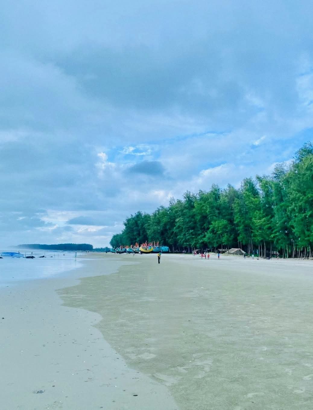 কক্সবাজারে ঝাউবনের পাশে সৈকতের দারুণ মিতালি মুগ্ধ করে সবসময়।❤️