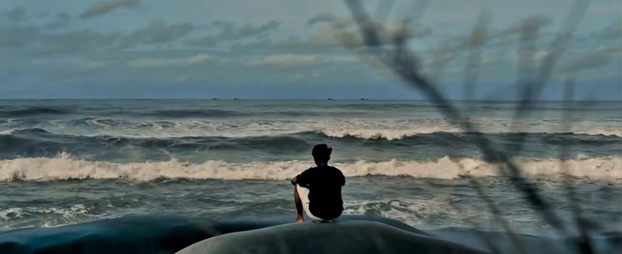 সমুদ্রের ঢেউয়ের মতোই মনও কখনো কখনো শান্ত দেখায়, কিন্তু ভিতরে ঝড় বয়ে যায়।🌊