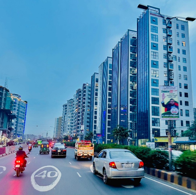 মিরপুর ইসিবি চত্বর এলাকার বর্তমান দৃশ্য!
ঢাকা, বাংলাদেশ।