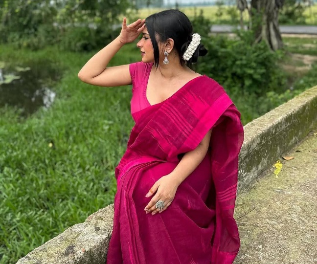 লাল শাড়ি পরে তুমার জন্য অপেক্ষার পহর গুনছি।