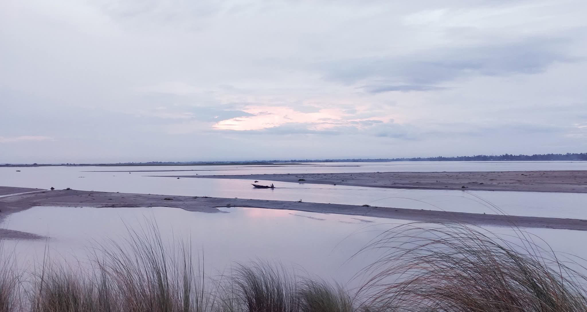 পড়ন্ত বিকেলে তিস্তা নদীর মোহনীয় রূপ।
