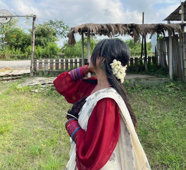 তোমার যত ভাই ব্রাদার ডাকবে আমায় ভাবি!🙈
আমার শাড়ির আঁচলেতে থাকবে ঘরের চাবি!🗝️