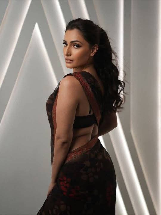 Shivangi Verma - Indian Beautiful Actor - Indian Saree Beauty - Indian Saree Model - Bollywood Saree Lover