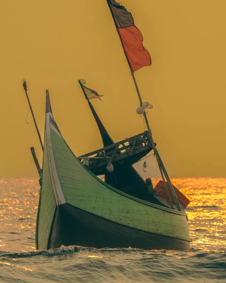 জীবনের তরে জেলেদের নিরন্তর যাত্রা।