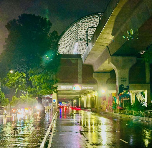 ঢাকা বিজয় সরণি মেট্রোরেল স্টেশনের রাতের দৃশ্য। ঢাকা, বাংলাদেশ।