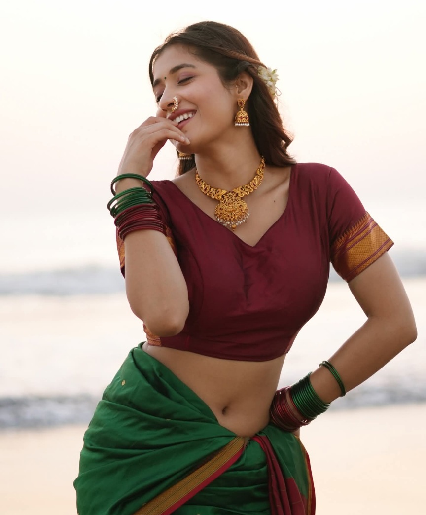 Sakshi Shrivas - Indian Saree Blouse Beauty - Indian Navel Beauty - Indian Saree Model - Red Blouse Fashion - Indian Saree Lover - Green Saree Fashion - Indian Saree Sondori