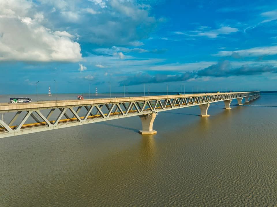পদ্মা নদী ও পদ্মা সেতুর সুন্দর দৃশ্য।