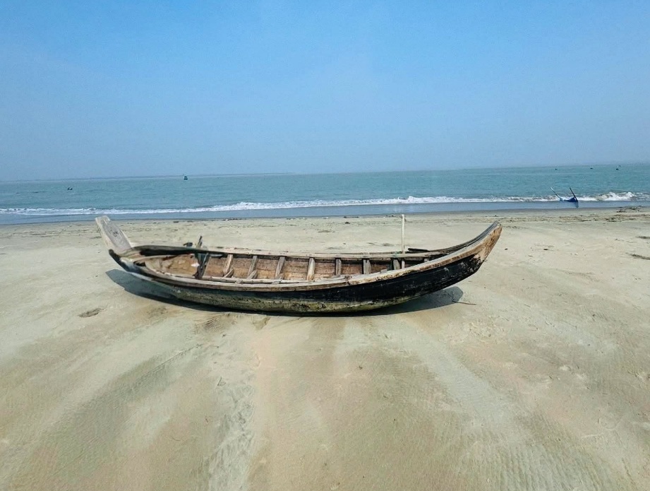 সোনাদিয়া দ্বীপের মোহনীয় সৈকত এর মনোমুগ্ধকর পরিবেশের সুন্দর দৃশ্য।