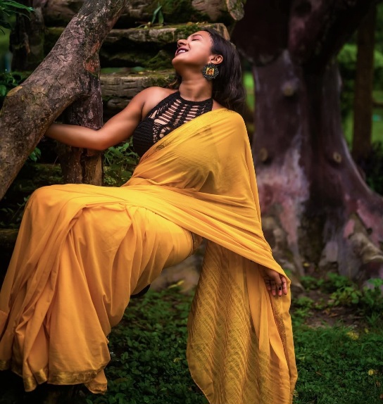 Pausali Sen Majumder - Indian Saree Beauty - Yellow Saree Fashion - Black Blouse Fashion - Indin Beautiful Woman - Indian Saree Model