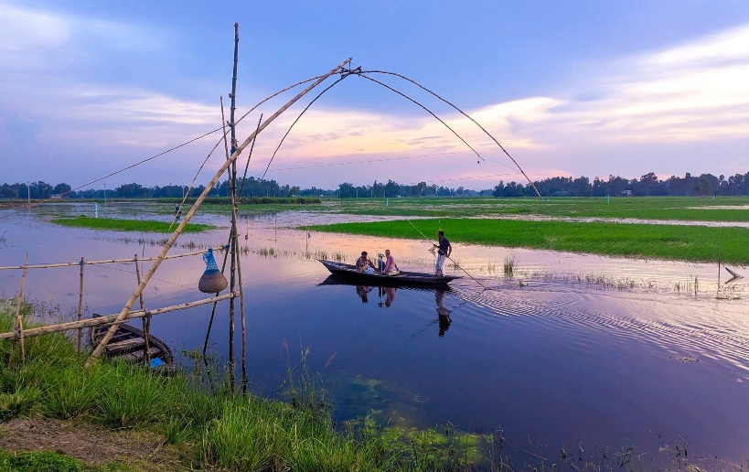 নদীর বুকে জীবনযুদ্ধ।