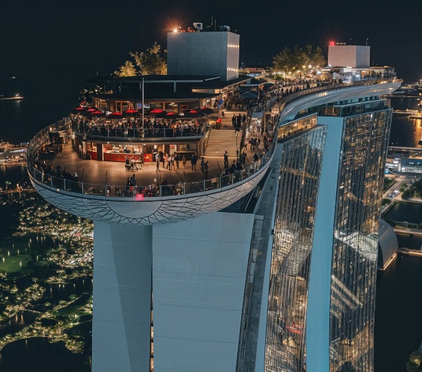 🌃 Rooftop dining views in Singapore!