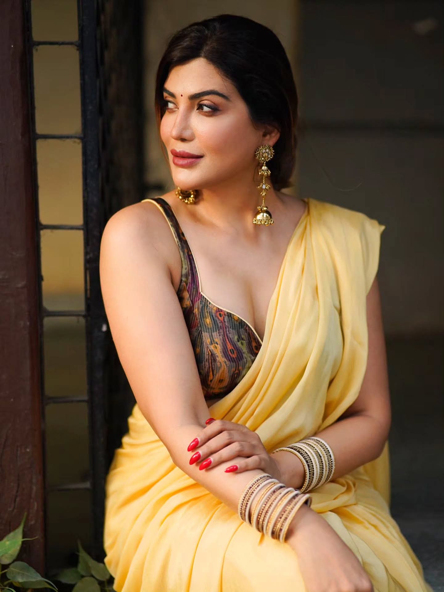 Mrinmai Kolwalkar - Telugu Saree Style - Telugu Saree Blouse Model - Telugu Blouse Design - Telugu Woman Photo - Telugu Saree Beauty - Telugu Blouse Lover - Telugu Saree Lover