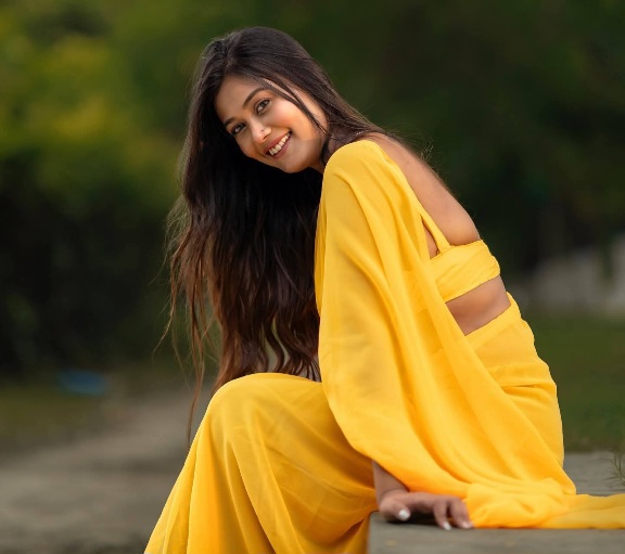 Camelia Titli - Indian Saree Model - Indian Saree Beauty - Indian Yellow Blouse Lover - Indian Woman Photo - Backless Blouse Beauty - Indian Saree Sondori - Indian Saree River