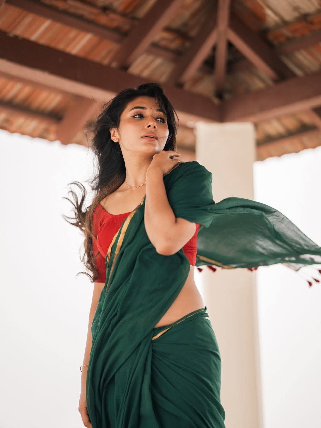 Mirnaa - Indian Saree Beauty - Indian Saree Sondori - Indian Saree Model - Indian Girl Photo - Indian Saree River - Indian Saree Blouse Lover - Indian Saree Style