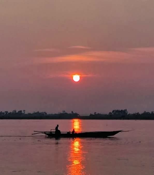 হাওরে যখন সূর্যাস্ত হয়!🤗
অদ্ভুত এক রঙ ধারণ করে চারপাশটা।❤️