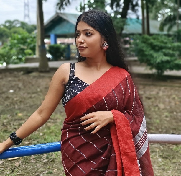 Tanwee Sarkar - Kolkata Saree Style - Kolkata Saree Beauty - Black Blouse Fashion - Red Saree Lover - Kolkata Hot Girl Photo - Kolkata Saree Shoot - Kolkata Saree Fashion - Kolkata Saree Photoshoot - Kolkata Saree Sondori - Kolkata Saree Model