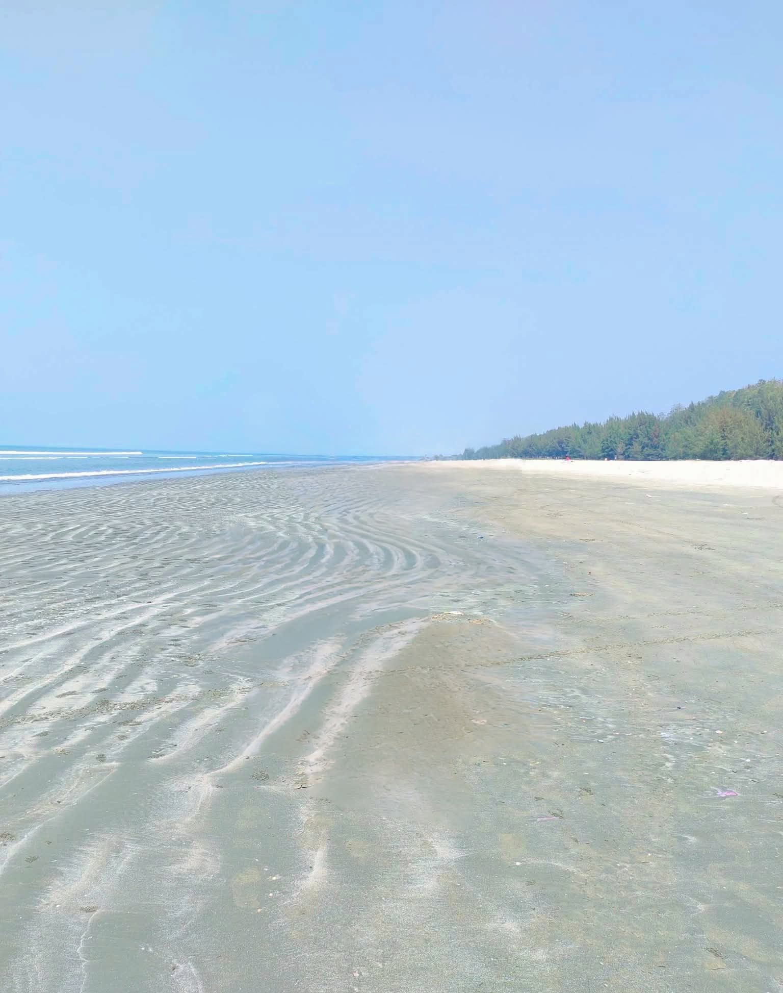 কক্সবাজার সমুদ্র সৈকতে সুন্দর দৃশ্য।