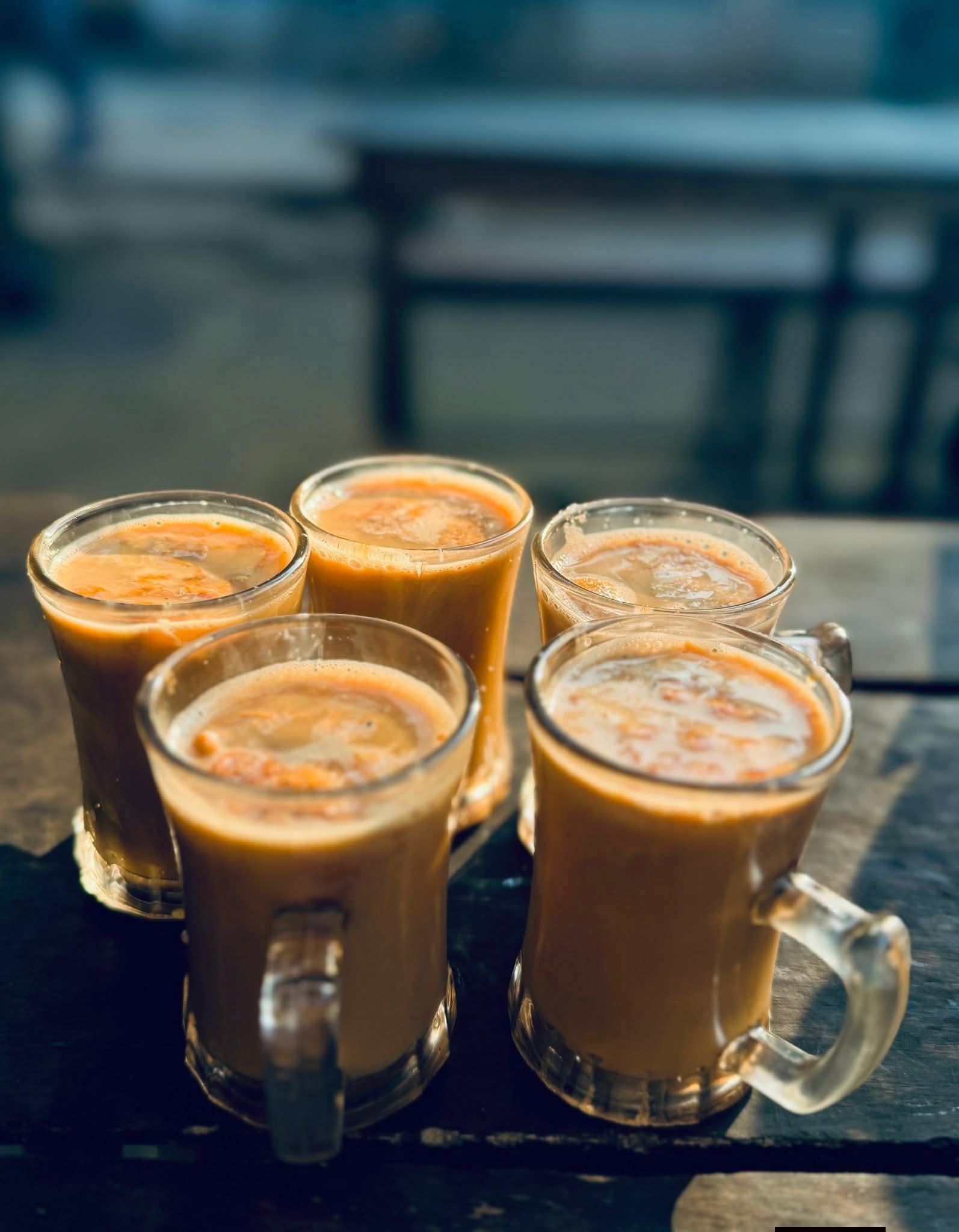 শীতের সকালে টং দোকানের চা মানেই আলাদা স্বাদ।🫶