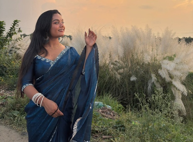 Samasree Das - Kolkata Saree Model - Kolkata Saree Beauty - Kolkata Saree Sondori - Kolkata Hot Model Photo - Kolkata Blouse Design - Kolkata Blue Blouse Lover - Kolkata Blue Saree Lover - Kolkata Saree Look - Kolkata Blouse Style - Kolkata Saree Photoshoot
