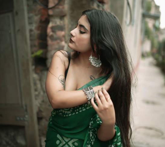 Sriya Acharya - Kolkata Saree Model - Kolkata Saree Beauty - Kolkata Saree Sondori - Kolkata Hot Girl Photo - Kolkata Blouse Design - Black Blouse Fashion - Green Saree Fashion - Kolkata Saree Look - Kolkata Blouse Style - Kolkata Saree Lover - Kolkata Saree Photoshoot